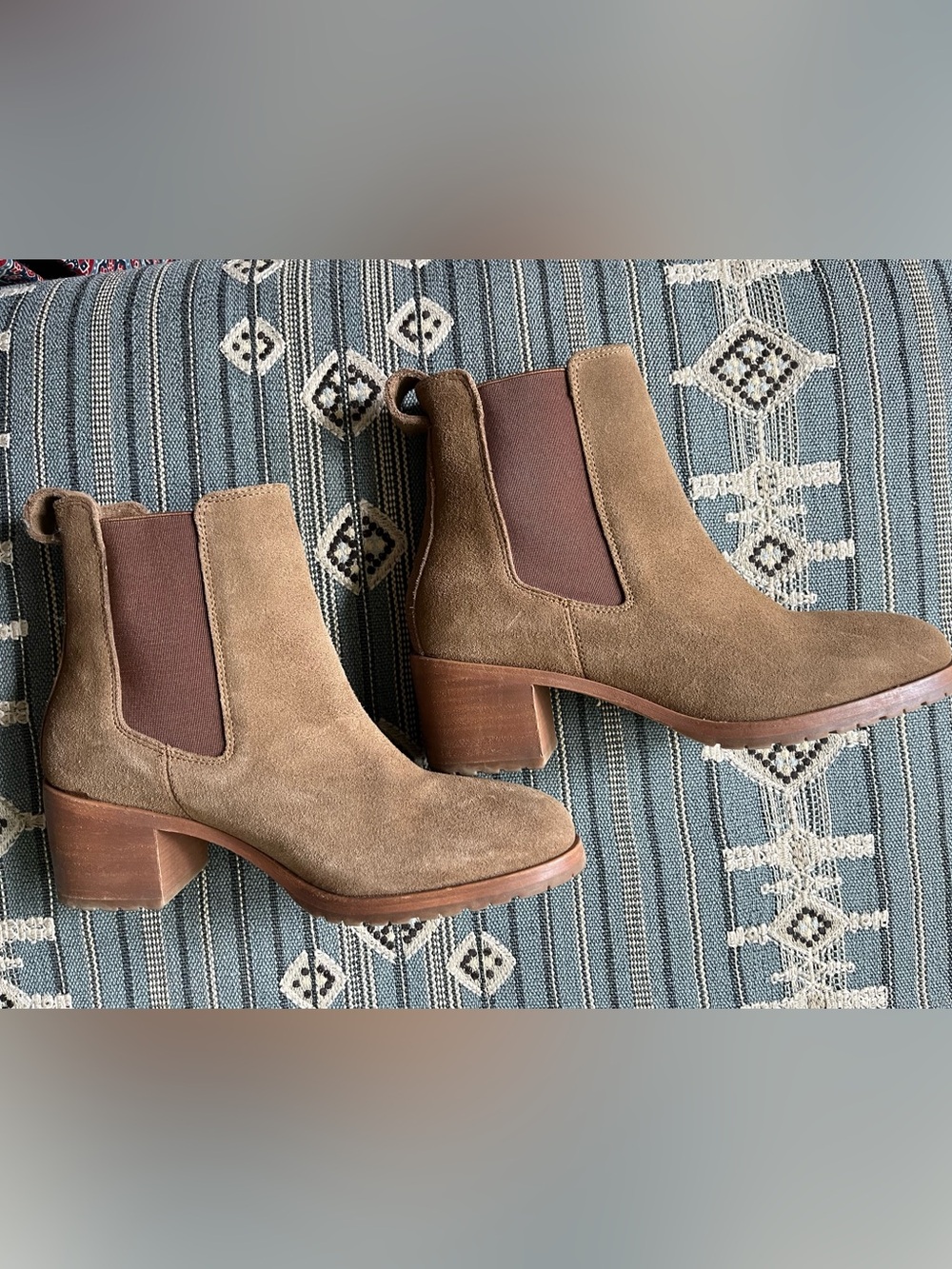 Nisolo Women’s Tan Suede Chelsea Bootie with Block Heel size 8